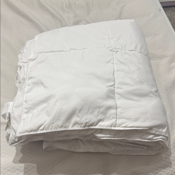 Like new - Queen Duvet Insert - Picture 1 of 5